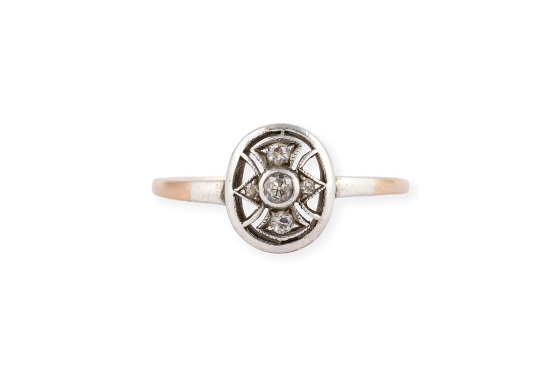 OVALER ART DECO RING: OVALER ART DECO RING AG/GG 585 (getestet). Ringmass: ca. 59. Ges.-Gew.: ca. 1,9 g. Ring besetzt mit einem zentralen Diamanten im Altschliff von ca. 0.05 ct. und 4 weitere, kleine Diamanten im