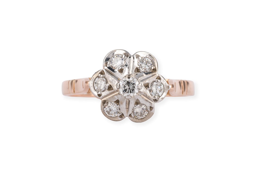 BLUMEN RING: BLUMEN RING WG/RG 585. Ringmass: ca. 57. D.(Ringkopf): ca. 11,4 mm. Ges.-Gew.: ca. 3,7 g. Ring in Form einer Blume, besetzt mit Brillanten zus. ca. 0.36 ct. G-H/VVS-VS.