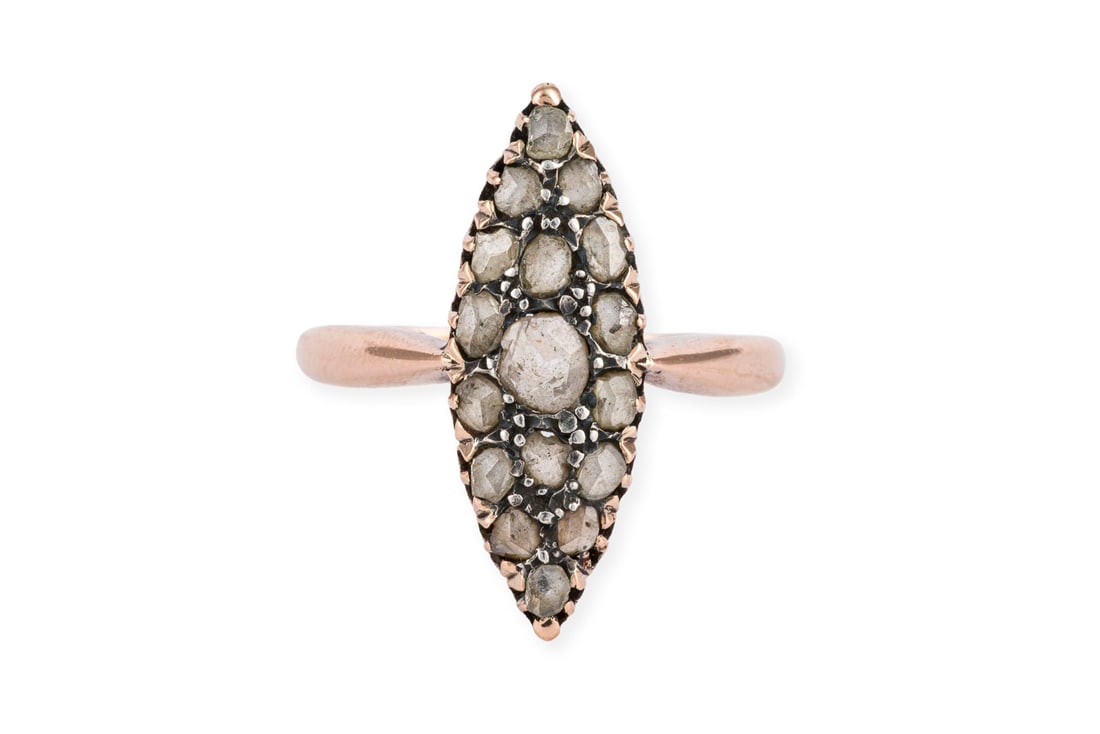 SPINDELFOERMIGER DIAMANT RING: SPINDELFOERMIGER DIAMANT RING RG 750 (getestet). Ringmass: ca. 58. Ringkopfmasse: ca. 22,8 x 8,4 mm. Ges.-Gew.: ca. 3,8 g. Ring, besetzt mit Diamanten im Rosenschliff.
