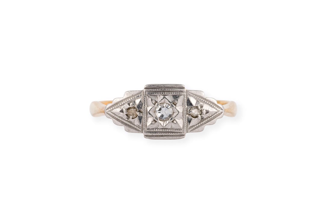 ZARTER ART DECO RING: ZARTER ART DECO RING PT/GG 750. Ringmass: ca. 48. Ringbreite: ca. 6,3 mm. Ges.-Gew.: ca. 2,3 g. Art DEco Ring, besetzt mit einem Diamanten im 8/8-Schliff und zwei Rosendiamanten zus. ca. 0.05 ct.