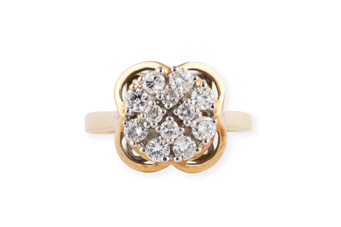 BLUETENFOERMIGER BRILLANT RING: BLUETENFOERMIGER BRILLANT RING WG/GG 585. Ringmass: ca. 59. Ringbreite: ca. 12,4 mm. Ges.-Gew.: ca. 4,2 g. Ring, besetzt mit Brillanten zus. ca. 1.00 ct. G-H/VS-P.