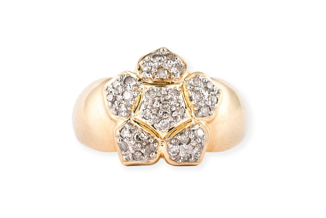 BLUMENFOERMIGER RING: BLUMENFOERMIGER RING GG 585. Ringmass: ca. 54. Ringbreite: ca. 14,2 mm. Ges.-Gew.: ca. 7,8 g. Ring, mit blumenfoermigen Ringkopf, besetzt mit Diamanten im 8/8-Schliff zus. ca. 0.22 ct.