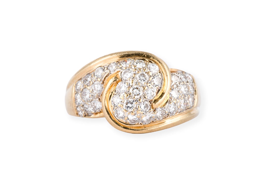 GEWIRBELTER BRILLANT RING: GEWIRBELTER BRILLANT RING GG 585. Ringmass: ca. 59. Ringbreite: ca. 13,8 mm. Ges.-Gew.: ca. 9,4 g. Ring, besetzt mit Brillanten zus. ca. 1.15 ct. F-G/VVS-P.
