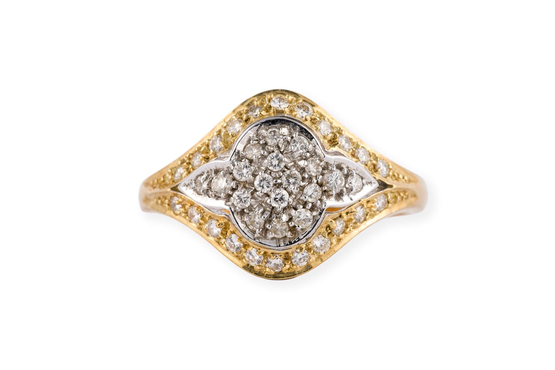 BRILLANT RING: BRILLANT RING WG/GG 585. Ringmass: ca. 55. Ringbreite: ca. 13,0 mm. Ges.-Gew.: ca. 4,8 g. Ring, besetzt mit Brillanten zus. ca. 0.42 ct.