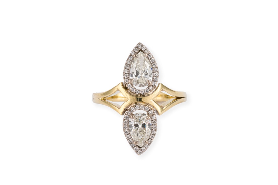 DIAMANT RING: DIAMANT RING WG/GG 750. Ringmass: ca. 56. Ringkopfmasse: ca. 25,3 x 8,0 mm. Ges.-Gew.: ca. 7,4 g. Ring, besetzt mit zwei tropfenfoermigen Diamanten und jeweils einem Kranz aus Brillanten zus. ca. 1.60