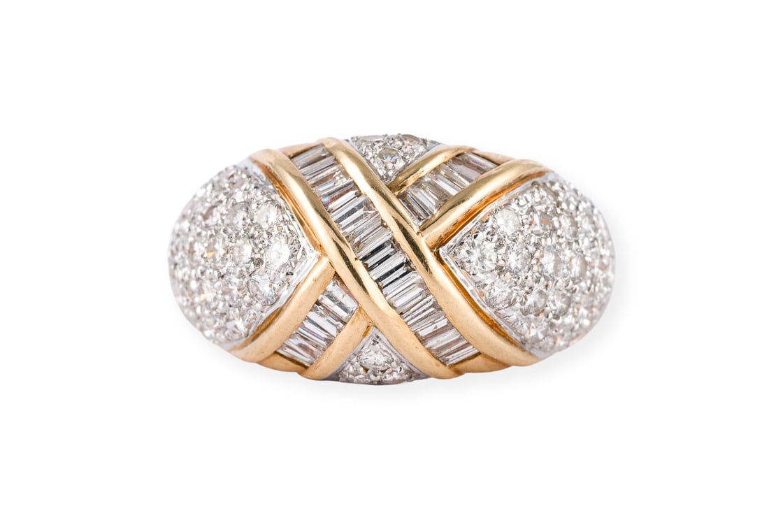 GEKREUZTER DIAMANT RING: GEKREUZTER DIAMANT RING GG 585. Ringmass: ca. 55. Ringbreite: ca. 12,7 mm. Ges.-Gew.: ca. 6,9 g. Ring, besetzt mit Diamanten im Brillant- und Baguetteschliff zus. ca. 1.80 ct. F-G/VVS-P.