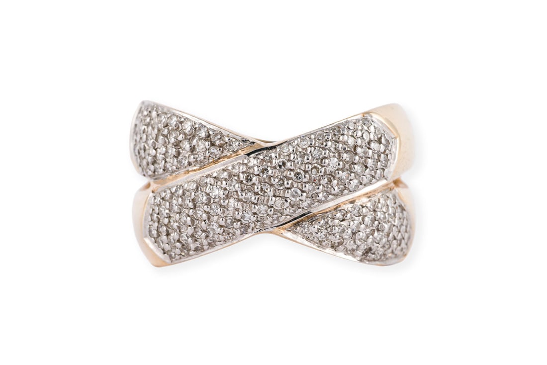 GEKREUZTER DIAMANT RING: GEKREUZTER DIAMANT RING GG 585. Ringmass: ca. 63 Ringbreite: ca. 13,8 mm. Ges.-Gew.: ca. 11,5 g. Ring, besetzt mit Diamanten im 8/8-Schliff zus. ca. 0.60 ct.