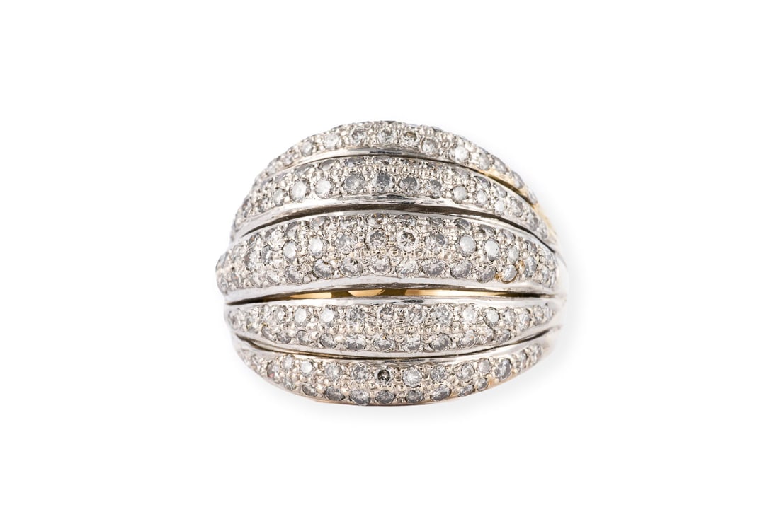 BREITER COCKTAIL RING: BREITER COCKTAIL RING GG 750 (getestet). Ringmass: ca. 56. Ringbreite: ca. 19,7 mm. Ges.-Gew.: ca. 17,2 g. Breiter Cocktailring, reichlich besetzt mit Brillanten in PavE zus. ca. 1.40 ct.