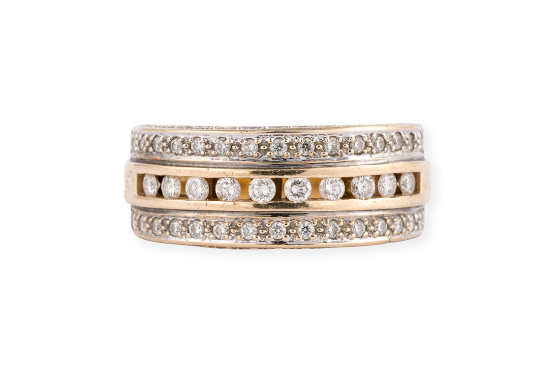 'CHRIST' BRILLANT BANDRING: CHRIST' BRILLANT BANDRING GG 585. Ringmass: ca. 59. Ringbreite: ca. 10,1 mm. Ges.-Gew.: ca. 14,2 g. Bandring besetzt mit 70 Brillanten zus. ca. 1.00 ct. W/P1. Expertise: Inkl. orig. Rechnung und Zerti