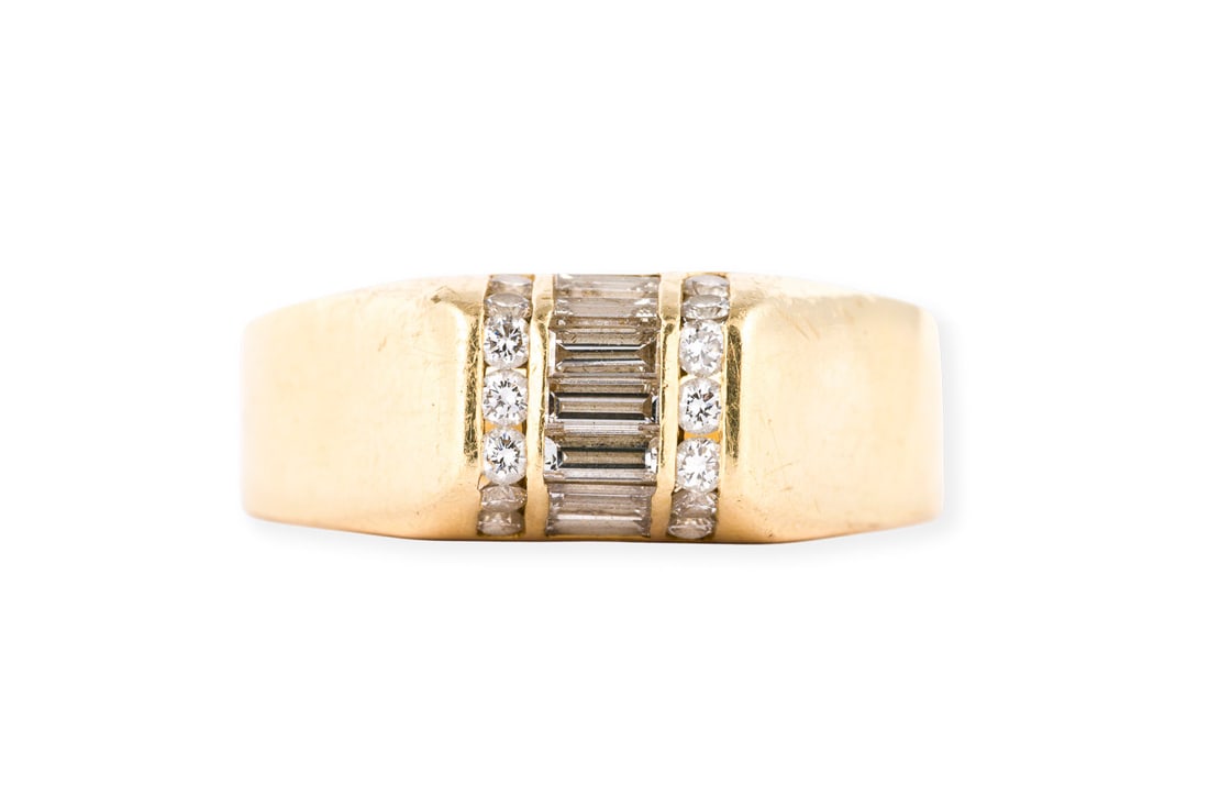 FUTURISTISCHER DIAMANT RING: FUTURISTISCHER DIAMANT RING GG 750. Ringmass: ca. 67. Ringbreite: ca. 8,8 mm. Ges.-Gew.: ca. 8,4 g. Ring, besetzt mit Diamanten im Baguette und Brillantschliff zus. ca. 1.05 ct. F-G/VVS-VS.