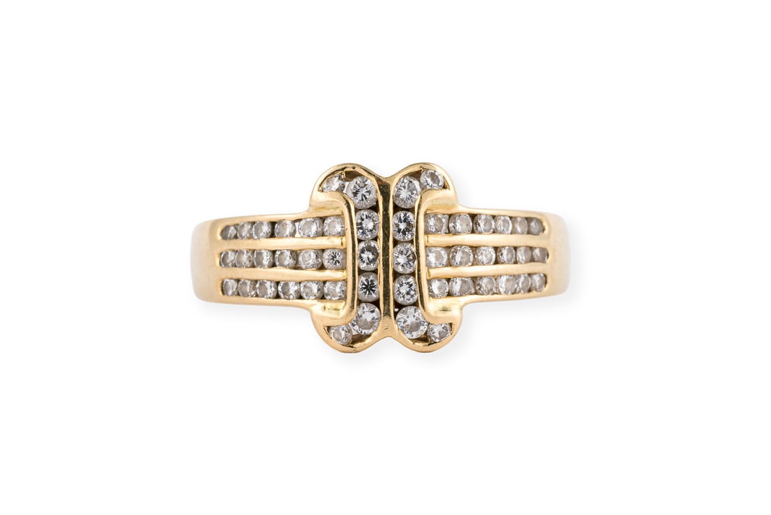 SCHNALLEN BRILLANT RING: SCHNALLEN BRILLANT RING GG 750. Ringmass: ca. 54. Ringbreite: ca. 9,8 mm. Ges.-Gew.: ca. 4,5 g. Ring, besetzt mit Brillanten zus. ca. 0.15 ct.