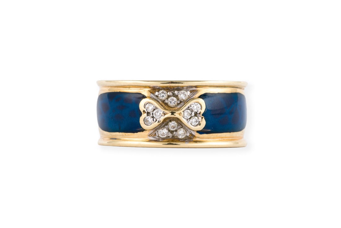 EMAILLIERTER BANDRING: EMAILLIERTER BANDRING GG 585. Ringmass: ca. 58. Ringbreite: ca. 9,5 mm. Ges.-Gew.: ca. 9,0 g. Emaillierter Bandring, besetzt mit Brillanten zus. ca. 0.12 ct.