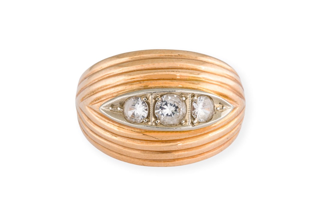 GERILLTER TRILOGIE RING: GERILLTER TRILOGIE RING RG 585. Ringmass: ca. 52. Ringbreite: ca. 13,2 mm. Ges.-Gew.: ca. 4,5 g. Ring, besetzt mit 3 farblosen Steinen.