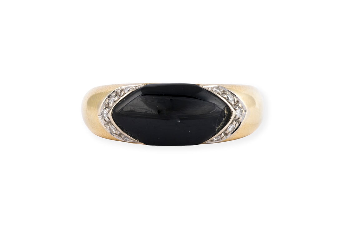 DESIGN ONYX RING: DESIGN ONYX RING GG 750. Ringmass: ca. 59. Ringbreite: ca. 8,0 mm. Ges.-Gew.: ca. 11,3 g. Ring, besetzt mit Brillanten zus. ca. 0.05 ct. und einem zentralen Teil aus wohl Onyx. Min best.
