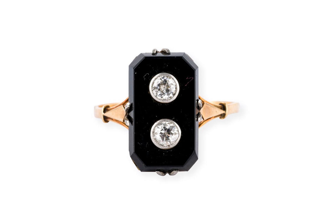 ART DECO ONYX RING: ART DECO ONYX RING GG 585 (getestet). Ringmass: ca. 57. Ringkopfmasse: ca.16,6 x 10,1 mm. Ges.-Gew.: ca. 3,2 g. Art DEco Ring, besetzt mit Onyx und zwei Diamanten im Altschliff zus. ca. 0.36 ct.