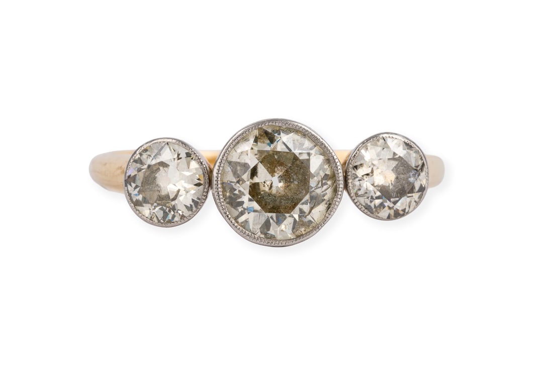 DIAMANT TRILOGIE RING: DIAMANT TRILOGIE RING PT/GG 750. Ringmass: ca. 58. Ges.-Gew.: ca. 2,7 g. Trilogiering, besetzt mit Diamanten im Altschliff zus. ca. 1.60 ct. H/P. Expertise: Inkl. Rechnung und Antik-Schmuck Zertifikat