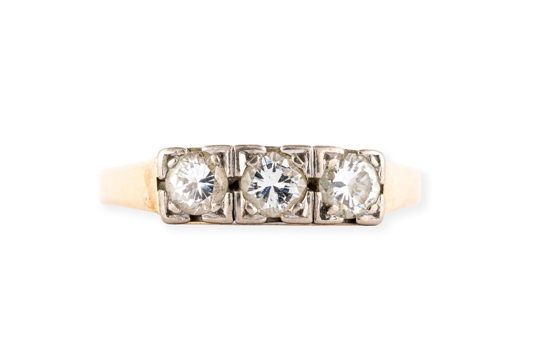 TRILOGIE BRILLANT RING: TRILOGIE BRILLANT RING WG/GG 750. Ringmass: ca. 63. Ges.-Gew.: ca. 4,5 g. Ring, besetzt mit 3 Brillanten zus. ca. 0.75 ct. H-I/VS.