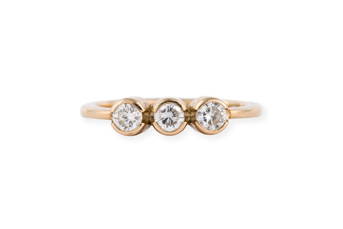 TRILOGIE BRILLANT RING: TRILOGIE BRILLANT RING GG 585. Ringmass: ca. 55. Ringbreite: ca. 4,6 mm. Ges.-Gew.: ca. 3,1 g. Ring, besetzt mit drei Brillanten zus. ca. 0.45 ct. G-H/VS. Inkl. persoenlicher Innengravur.