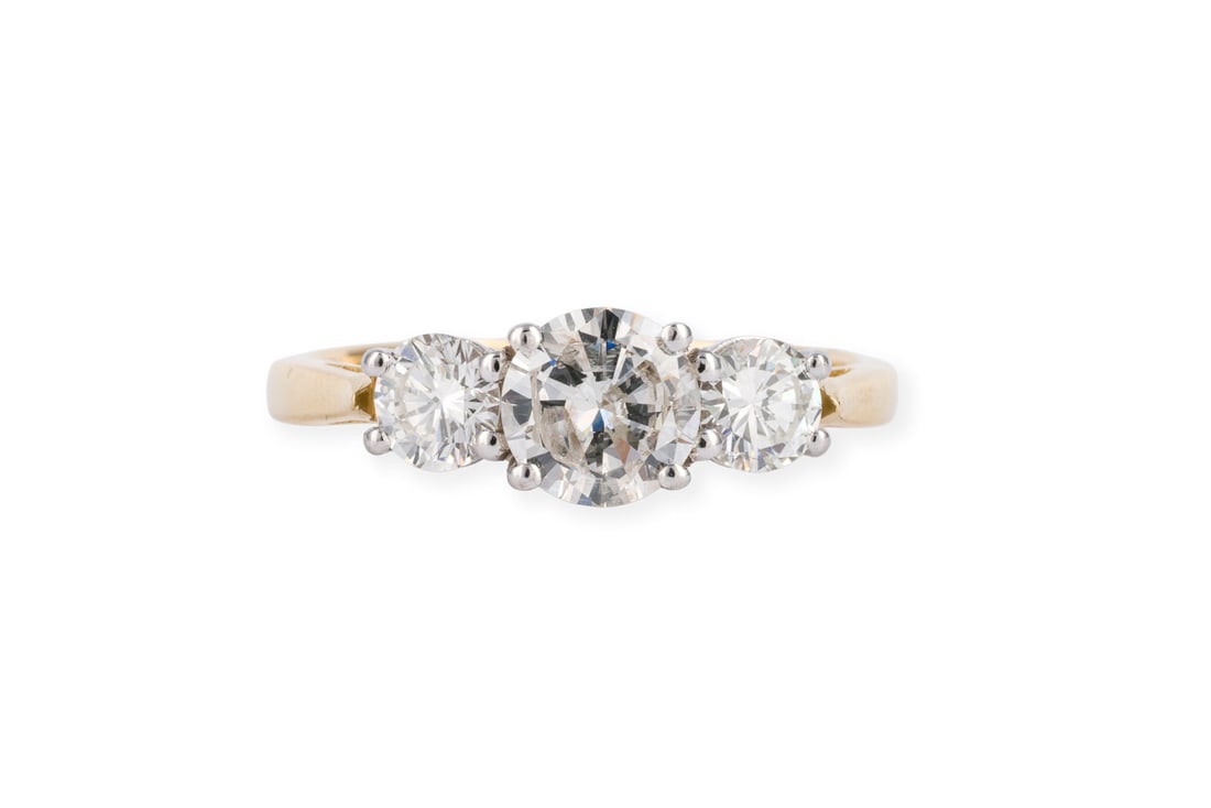 BRILLANT TRILOGIE RING: BRILLANT TRILOGIE RING WG/GG 750. Ringmass: ca. 57. Ringbreite: ca. 6,5 mm. Ges.-Gew.: ca. 4,4 g. Funkelnder Trilogie-Ring, besetzt mit Brillanten zus. ca. 1.54 ct. G-H/VVS-P.