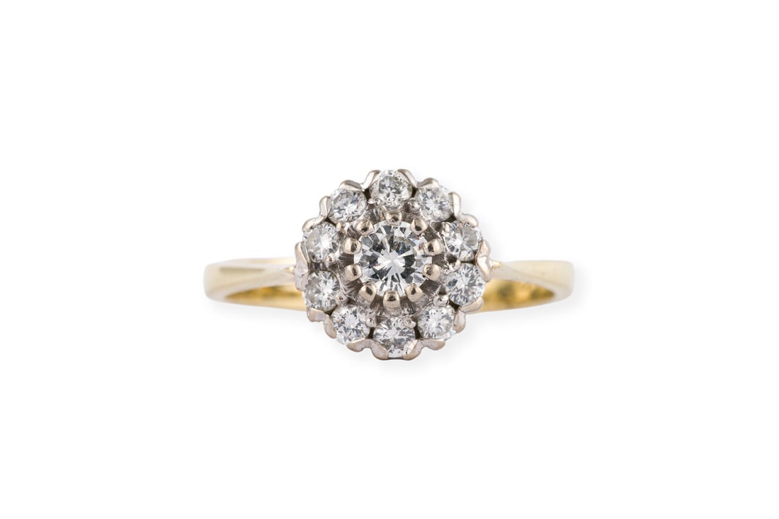 HALO BRILLANT RING: HALO BRILLANT RING WG/GG 585. Ringmass: ca. 55. D.(Ringkopf): ca. 9,8 mm. Ges.-Gew.: ca. 3,4 g. Ring, besetzt mit Brillanten zus. ca. 0.50 ct. F-H/VS-SI.