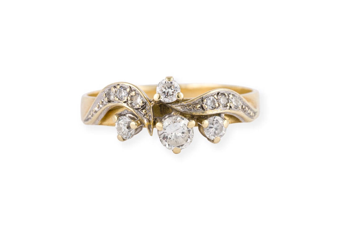ZIERVOLLER BRILLANT RING: ZIERVOLLER BRILLANT RING GG 585. Ringmass: ca. 57,5. Ringbreite: ca. 8,1 mm. Ges.-Gew.: ca. 2,8 g. Ring, besetzt mit Diamanten zus. ca. 0.50 ct. G-H/VS-SI.