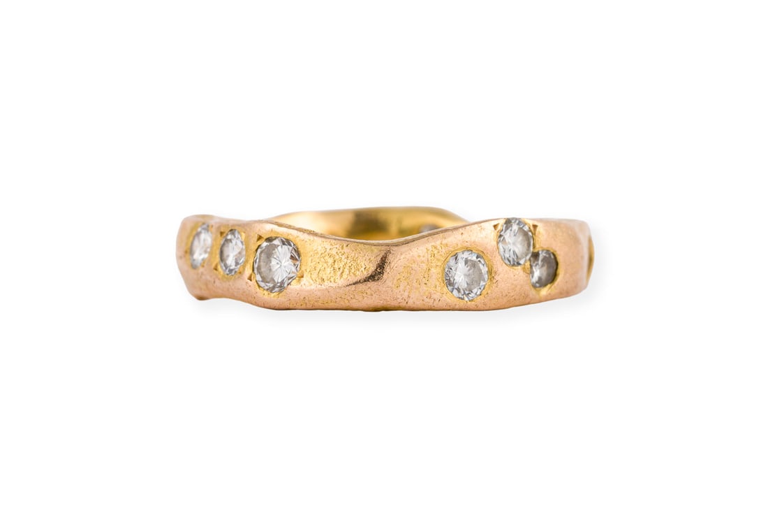 ASYMMETRISCHER DESIGN RING: ASYMMETRISCHER DESIGN RING GG 750. Ringmass: ca. 53. Ringbreite: ca. 4,6 mm. Ges.-Gew.: ca. 6,4 g. Asymmetrischer Design-Ring, besetzt mit Brillanten zus. ca. 0.60 ct. G-H/VVS-VS
