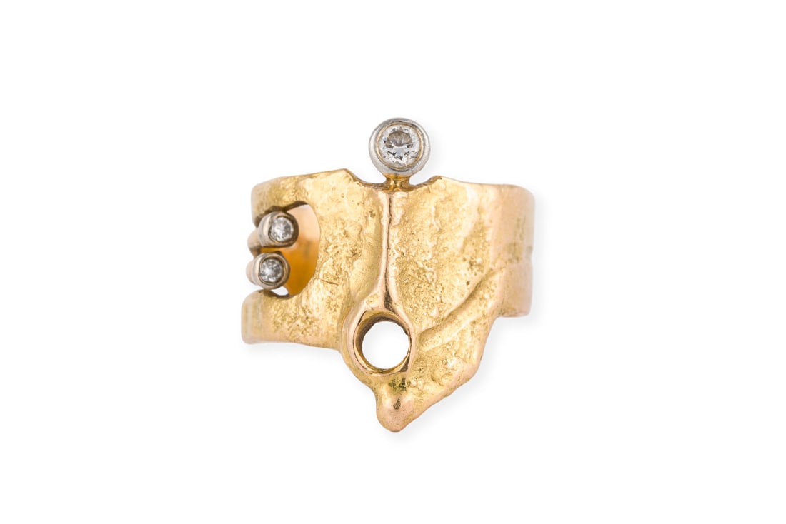 BRUTALISTISCHER DESIGN RING: BRUTALISTISCHER DESIGN RING GG 750. Ringmass: ca. 55. Ringbreite: ca. 20,5 mm. Ges.-Gew.: ca. 8,9 g. Brutalistischer Design Ring, besetzt mit 3 Brillanten zus. ca. 0.19 ct. H/SI.