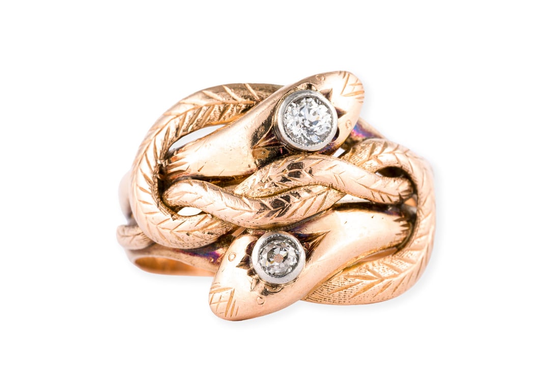 SCHLANGEN RING: SCHLANGEN RING RG 585 (getestet). Ringmass: ca. 62. Ringbreite: ca. 16,5 mm. Ges.-Gew.: ca. 8,2 g. Ring, mit dem Motiv zweier Schlangen, besetzt mit Diamanten im Altschliff zus. ca. 0.25 ct. I-J/VS-P.