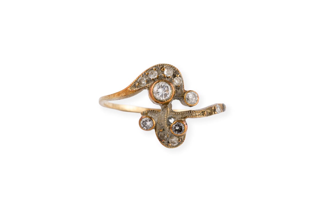 ZARTER DIAMANT RING: ZARTER DIAMANT RING GG 585 (getestet). Ringmass: ca. 45. Ges.-Gew.: ca. 1,1 g. Ring, besetzt mit Diamanten im Alt- und 8/8-Schliff zus. ca. 0.05 ct.