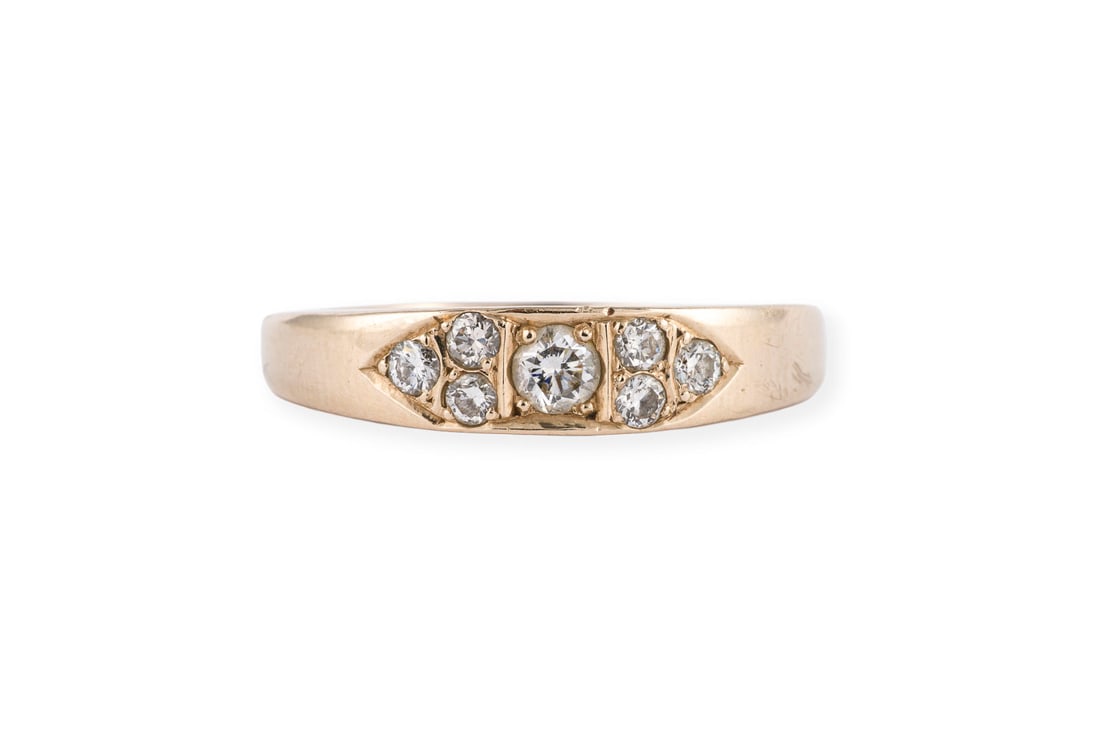 BRILLANT BANDRING: BRILLANT BANDRING GG 585 (getestet). Ringmass: ca. 61. Ringbreite: ca. 5,3 mm. Ges.-Gew.: ca. 5,3 g. Bandring, besetzt mit Brillanten zus. ca. 0.34 ct. H/VS-P.
