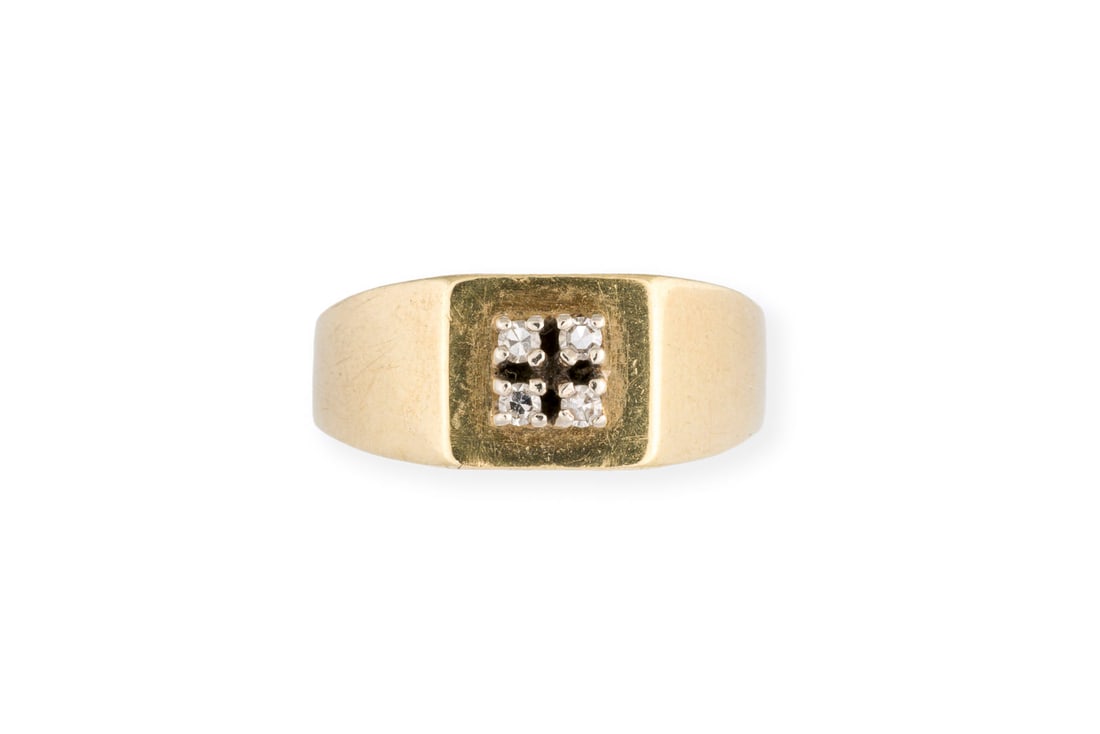 FEINER SIEGELRING: FEINER SIEGELRING GG 333. Ringmass: ca. 54. Ringbreite: ca. 7,8 mm. Ges.-Gew.: ca. 3,0 g. Siegelring, besetzt mit vier Achtkantdiamanten zus. ca. 0.04 ct.
