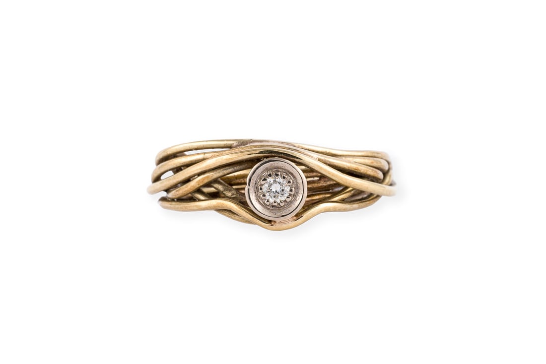 SOLITAER WICKELRING: SOLITAER WICKELRING GG 585 (getestet). Ringmass: ca. 52. Ringbreite: ca. 8,0 mm. Ges.-Gew.: ca. 6,6 g. Draht-Wickelring, besetzt mit einem zentralen Brillanten von ca. 0.05 ct.