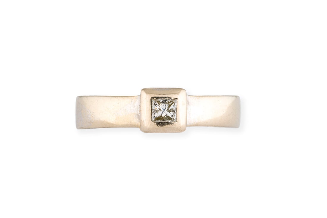 PRINCESS CUT SOLITAER RING: PRINCESS CUT SOLITAER RING WG/GG 585 (getestet). Ringmass: ca. 57. Ringbreite: ca. 6,7 mm. Ges.-Gew.: ca. 11,0 g. Ring, besetzt mit einem Diamanten im Princess-Cut von ca. 0.20 ct. K/VS.