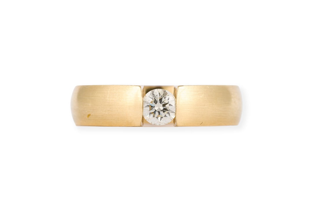 BRILLANT SPANNRING: BRILLANT SPANNRING GG 750. Ringmass: ca. 59. Ringbreite: 5,4 mm. Ges.-Gew.: ca. 10,0 g. Spannring mit mattierter Ringschiene, besetzt mit einem Solitaer-Brillanten von ca. 0.35 ct. K/VVS. Inkl.