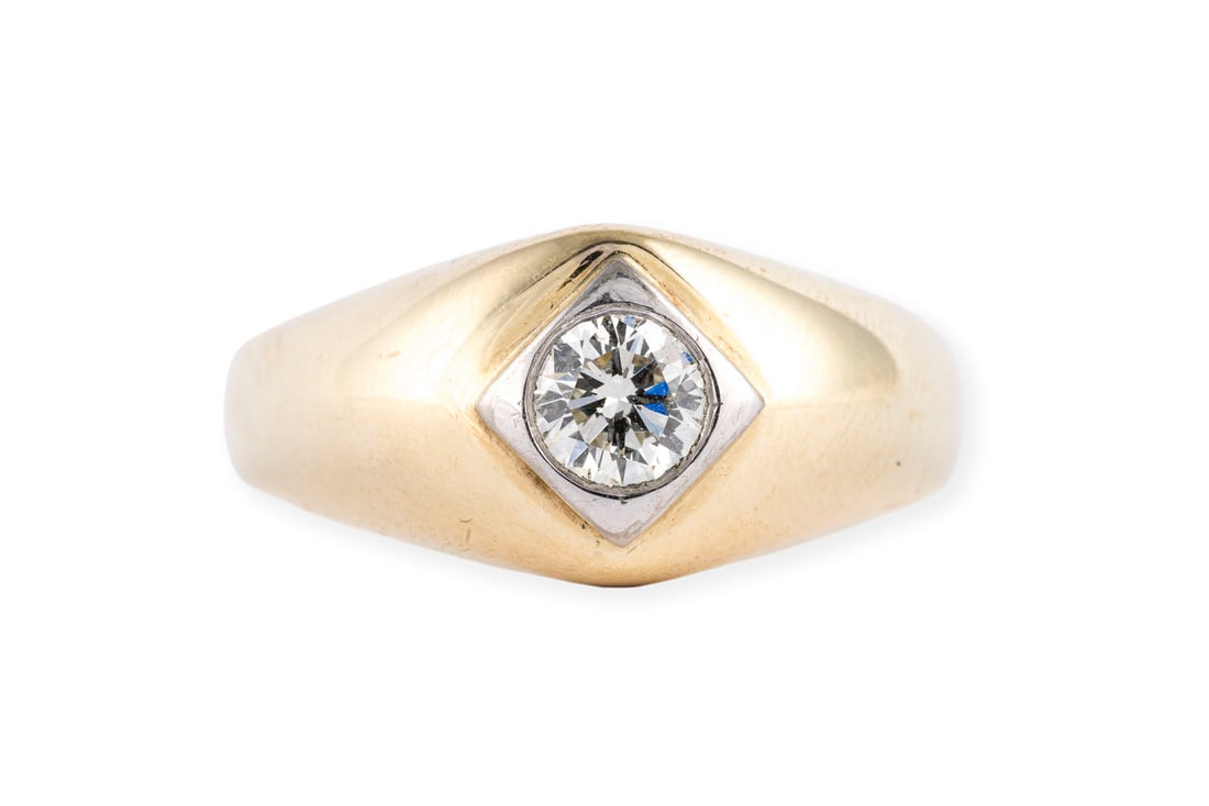 HERREN SOLITAER RING: HERREN SOLITAER RING GG 585. Ringmass: ca. 66. Ges.-Gew.: ca. 6,0 g. Solitaerring, besetzt mit einem Diamanten von ca. 0.65 ct. G/VS.