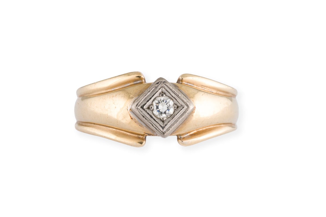 SOLITAER BRILLANT RING: SOLITAER BRILLANT RING WG/GG 585. Ringmass: ca. 60. Ringbreite: ca. 10,3 mm. Ges.-Gew.: ca. 8,2 g. Ring, besetzt mit einem zentralen Brillanten von ca. 0.10 ct. H/SI.