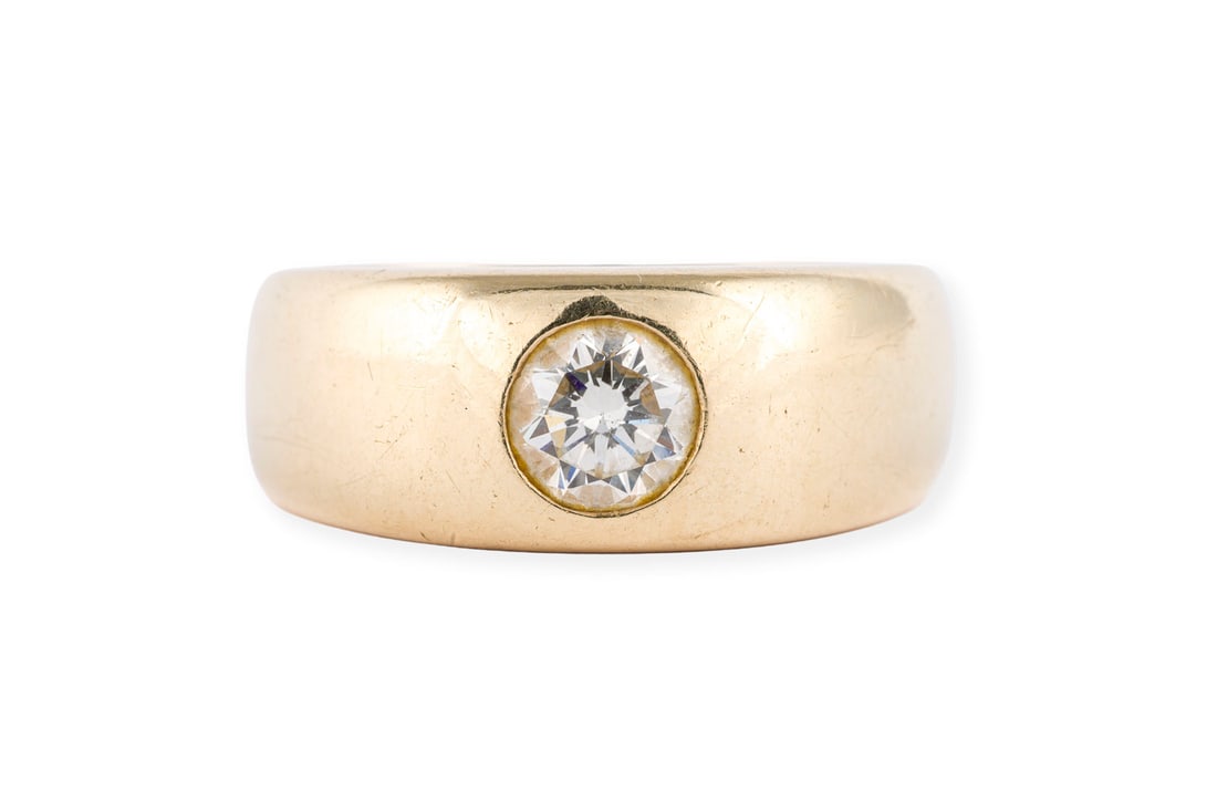 HERREN SOLITAER RING: HERREN SOLITAER RING GG 585. Ringmass: ca. 64. Ges.-Gew.: ca. 15,6 g. Solitaerring, besetzt mit einem Brillanten von ca. 1.05 ct. K/VS.