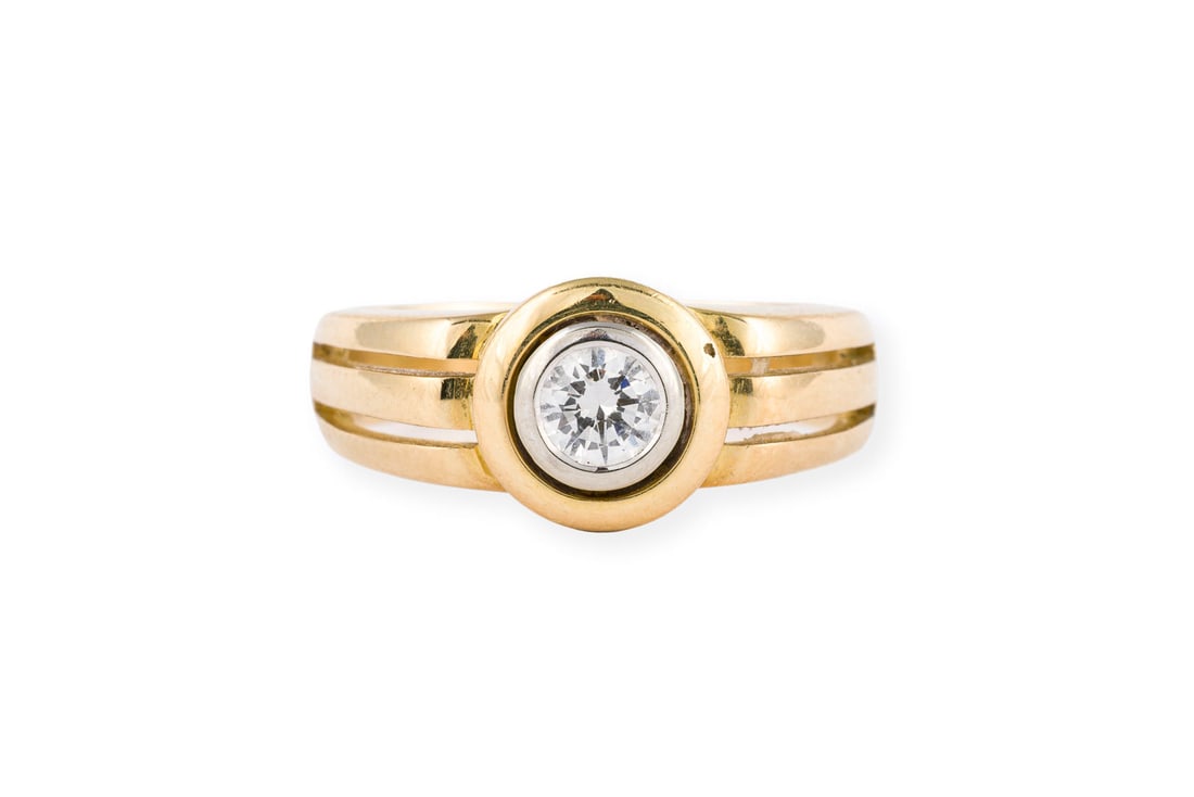 SOLITAER BRILLANT RING: SOLITAER BRILLANT RING WG/GG 750. Ringmass: ca. 58. Ringbreite: ca. 9,6 mm. Ges.-Gew.: ca. 8,5 g. Ring, besetzt mit einem Brillanten von ca. 0.33 ct H/IF. Expertise: Inkl. Rechnung/Expertise.