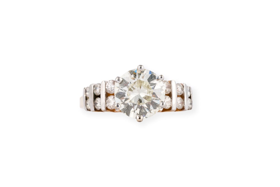 ATEMBERAUBENDER BRILLANT RING 1.52 CT.: ATEMBERAUBENDER BRILLANT RING 1.52 CT. WG/GG 585. Ringmass: ca. 52. Ges.-Gew.: ca. 4,5 g. Ring, besetzt mit einem zentralen Brillanten von ca. 1.52 ct. J/SI1. Die restlichen Brillanten betragen zus. c