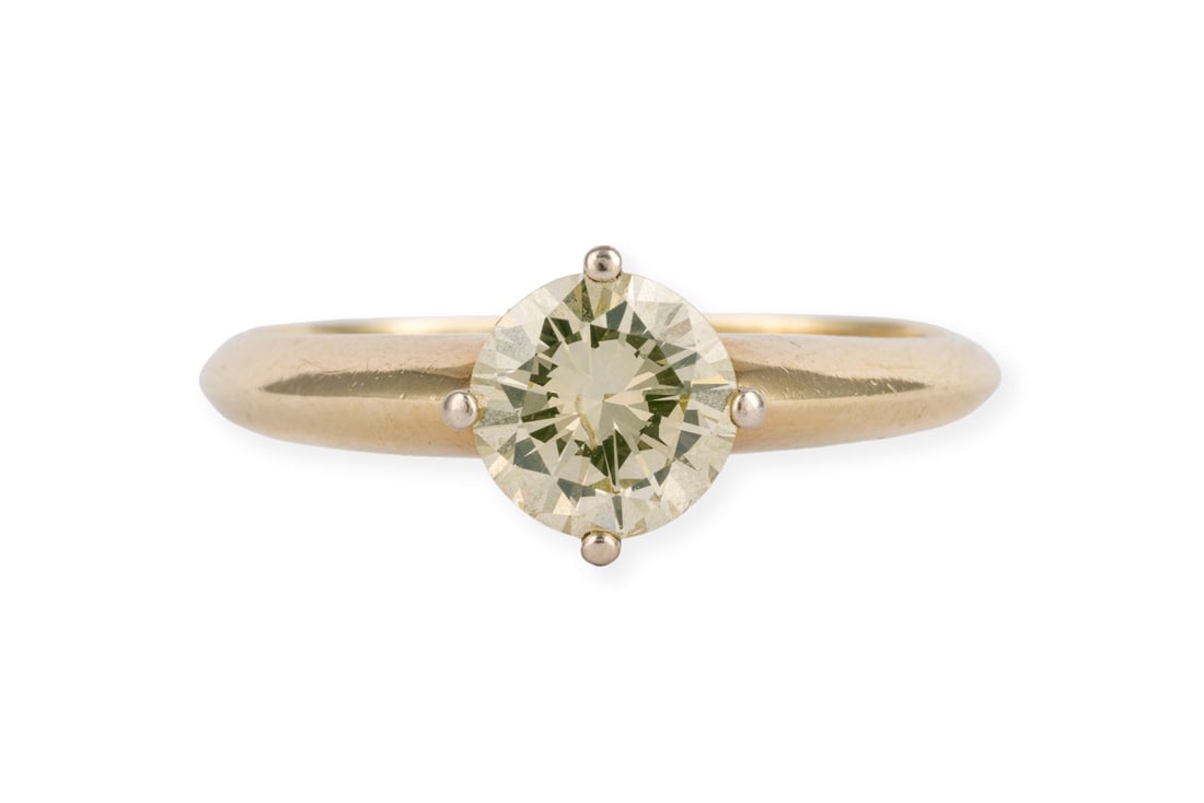 SOLITAER BRILLANT RING: SOLITAER BRILLANT RING GG 585. Ringmass: ca. 54,5. D.(Ringkpof): ca. 7,9 mm. Ges.-Gew.: ca. 3,2 g. Solitaerring, besetzt mit einem Brillanten von ca. 1.04 ct. N/P.