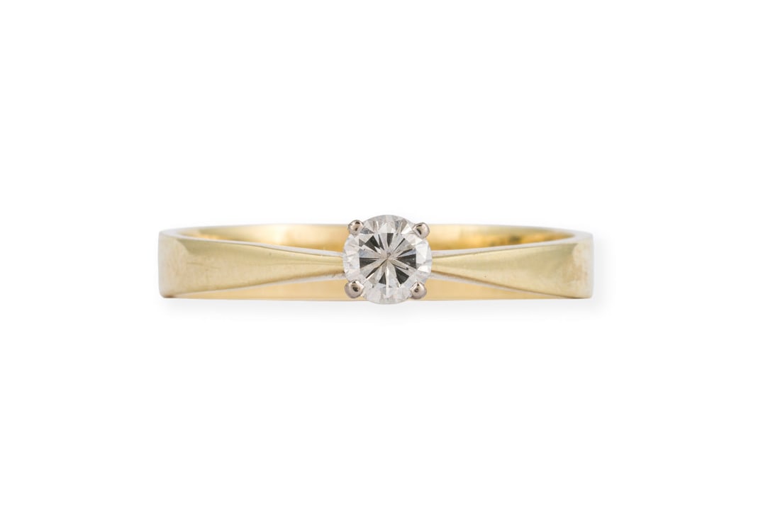 SOLITAER BRILLANT RING: SOLITAER BRILLANT RING GG 585. Ringmass: ca. 59. Ges.-Gew.: ca. 3,0 g. Solitaerring, besetzt mit einem Brillanten von ca. 0.23 ct. H/VS.
