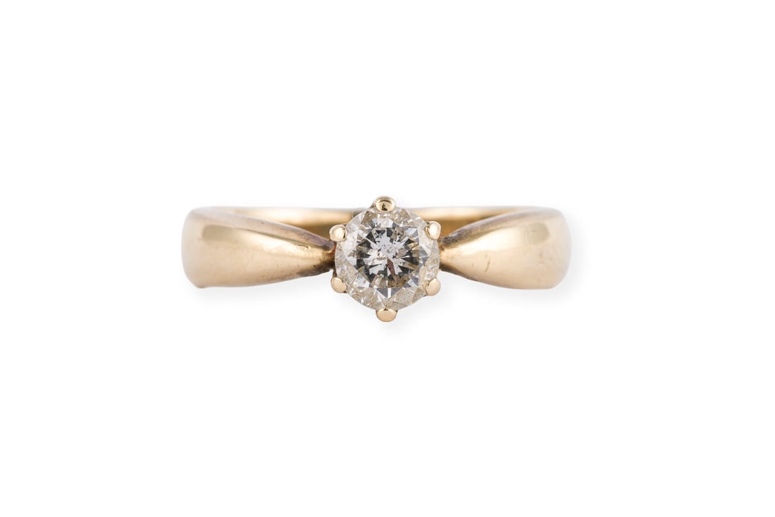 SOLITAER BRILLANT RING: SOLITAER BRILLANT RING GG 585. Ringmass: ca. 52. Ges.-Gew.: ca. 3,6 g. Ring, besetzt mit einem Brillanten von ca. 0.50 ct. I/P.