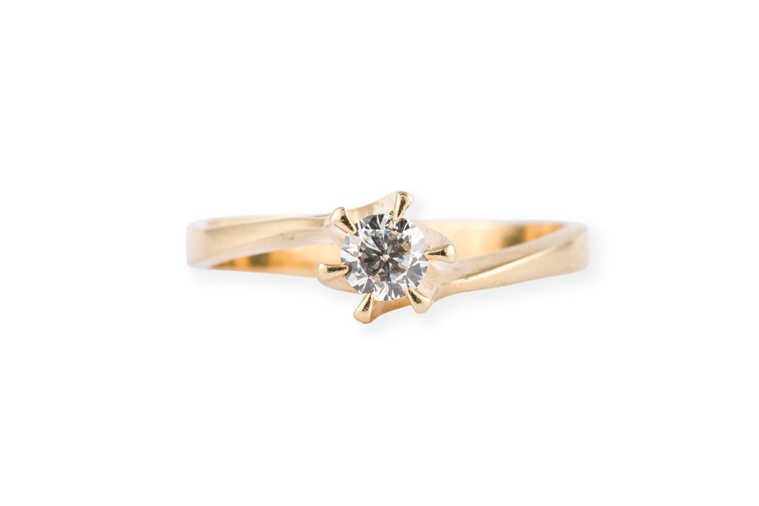 SOLITAER BRILLANT RING: SOLITAER BRILLANT RING GG 585. Ringmass: ca. 57. Ges.-Gew.: ca. 3,0 g. Klassischer Solitaerring, besetzt mit einem Brillanten von ca. 0.27 ct. F/VS.