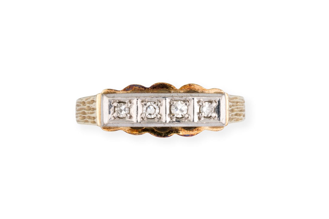 VIERSTEIN RING: VIERSTEIN RING WG/GG 585. Ringmass: ca. 55. Ringkopfmasse: ca. 6,2 x 14,0 mm. Ges.-Gew.: ca. 2,8 g. Ring, besetzt mit vier aneinandergereihten Achtkantdiamanten zus. ca. 0.06 ct. G-H/VVS-VS.