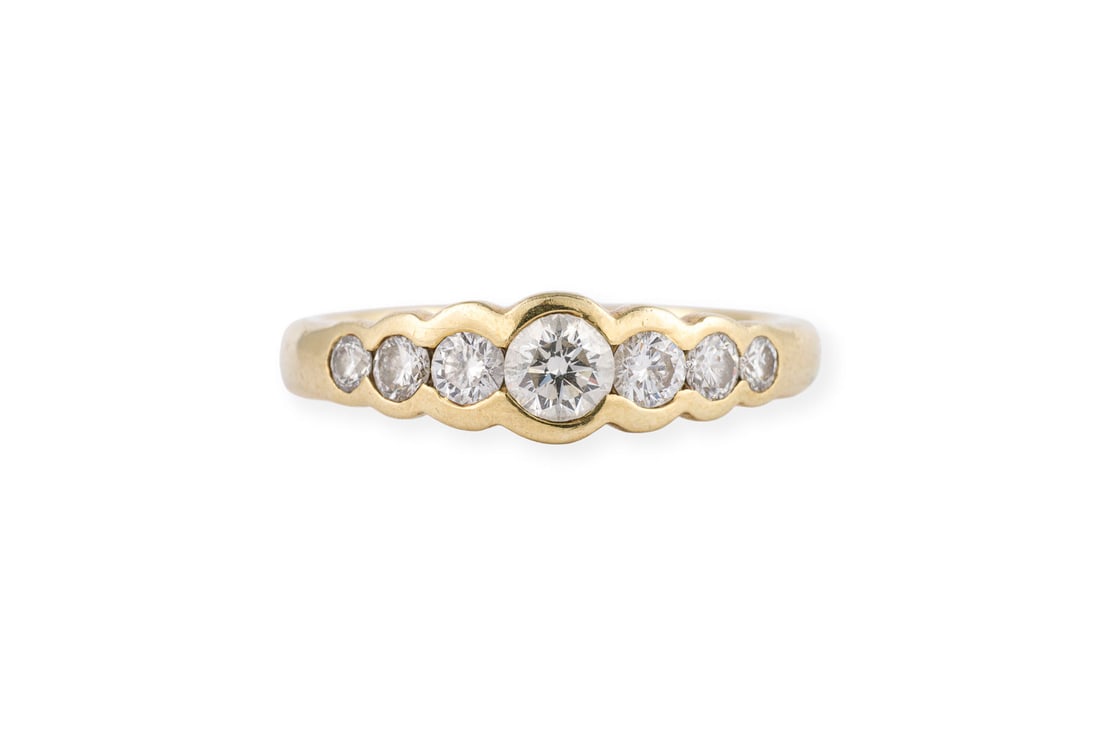 GRADUIERTER BRILLANT RING: GRADUIERTER BRILLANT RING GG 585. Ringmass: ca. 54. Ringbreite: ca. 5,7 mm. Ges.-Gew.: ca. 4,0 g. Ring, besetzt mit Brillanten zus. ca. 0.55 ct. H/VS.