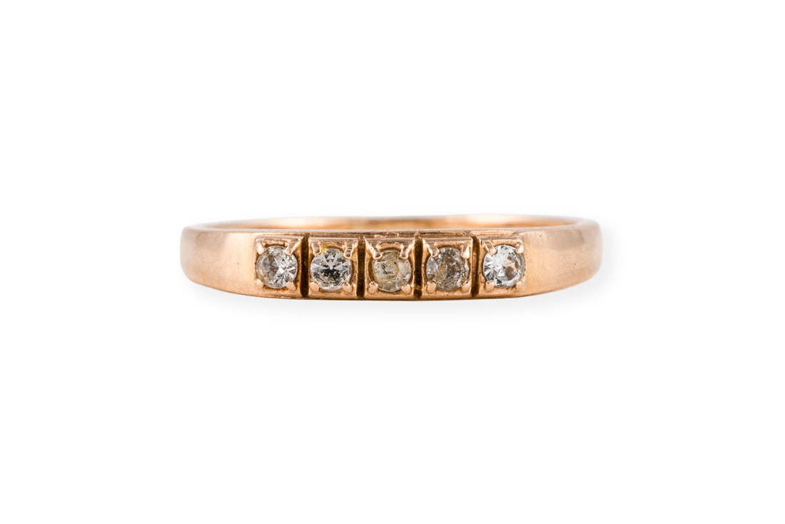 VORSTECK RING: VORSTECK RING GG 750. Ringmass: ca. 58. Ringbreite: ca. 3,4 mm. Ges.-Gew.: ca. 2,5 g. Ring, besetzt mit fuenf transparenten, rund facettierten Steinen aneinandergereiht auf der Ringschiene. Wohl