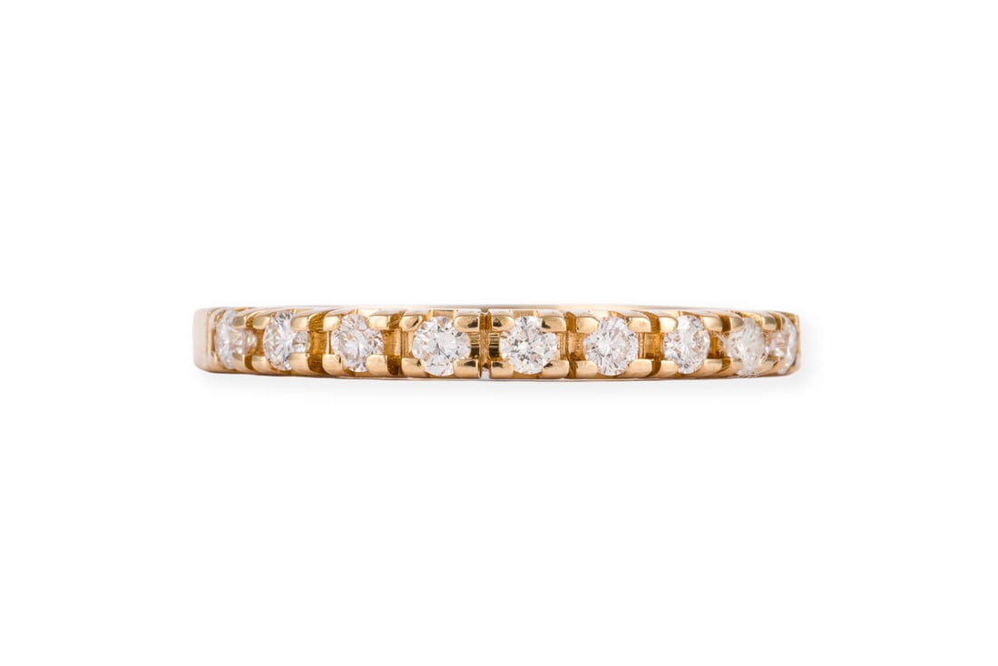 HALB MEMOIRE RING: HALB MEMOIRE RING GG 750. Ringmass: ca. 58. Ringbreite: ca. 2,5 mm. Ges.-Gew.: ca. 3,5 g. Halb-Memoire-Ring, besetzt mit 9 Brillanten zus ca. 0.30 ct.