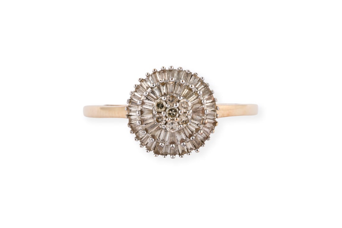 RUNDER DIAMANT RING: RUNDER DIAMANT RING GG 585. Ringmass: ca. 52. D.: ca. 10,2 mm. Ges.-Gew.: ca. 2,5 g. Fabiani. Ring, besetzt mit Diamanten im 8/8-, Trapez- und Baguetteschliff zus. ca. 0.75 ct.