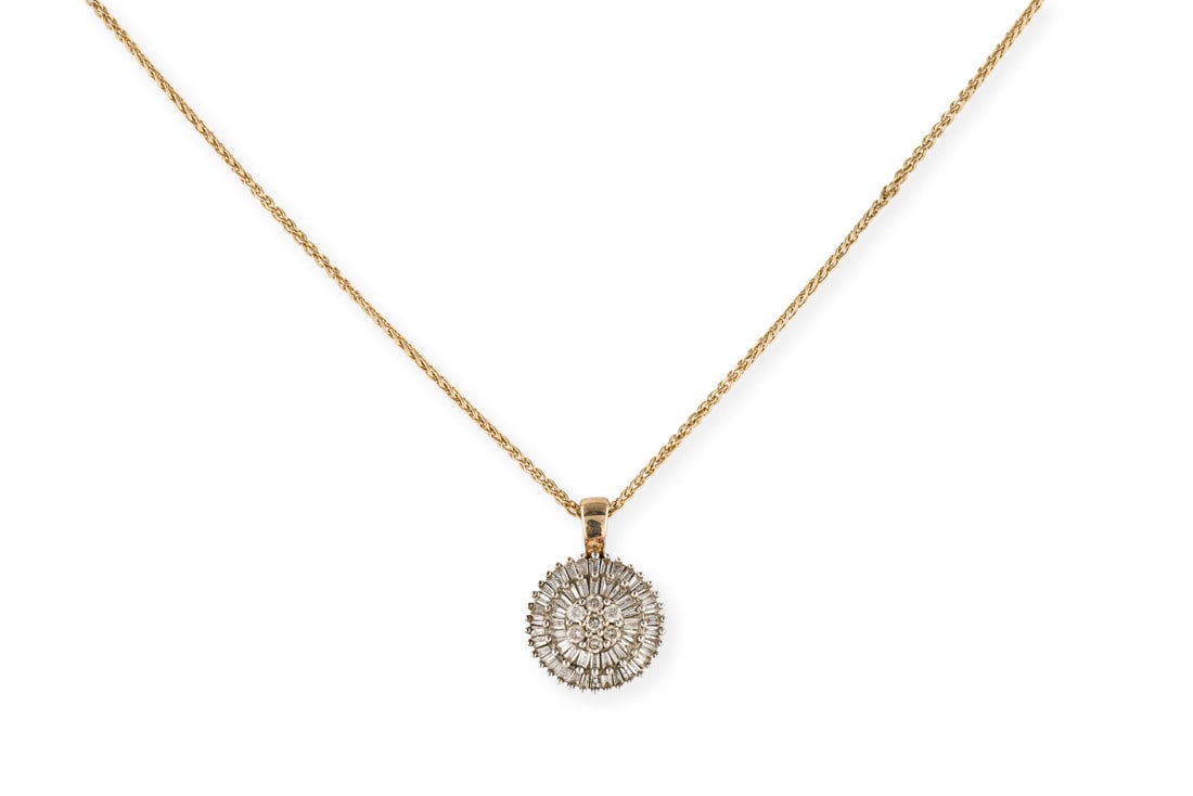 DIAMANT COLLIER: DIAMANT COLLIER WG/GG 585. L.: ca. 43,0 cm. Ges.-Gew.: ca. 3,7 g. Collier mit einem Runden Anhaenger, besetzt mit Diamanten im Brillant-, Trapez- und Baguetteschliff zus. ca. 0.75 ct.