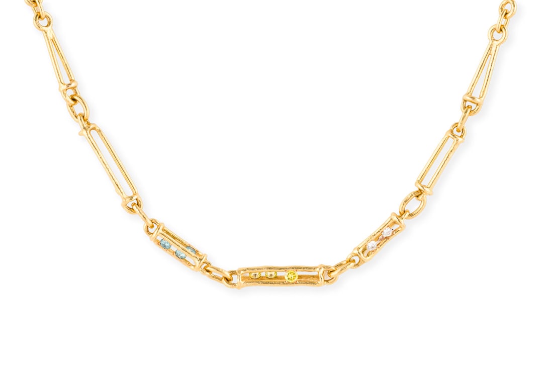 FANCY DIAMOND COLLIER: FANCY DIAMOND COLLIER GG 750. L.: ca. 52,0 cm. Ges.-Gew.: ca. 21,8 g. Aussergewoehnliche Design-Collier, besetzt mit insg. drei weissen-Brillanten, drei Fancy-Yellow-Brillanten und drei